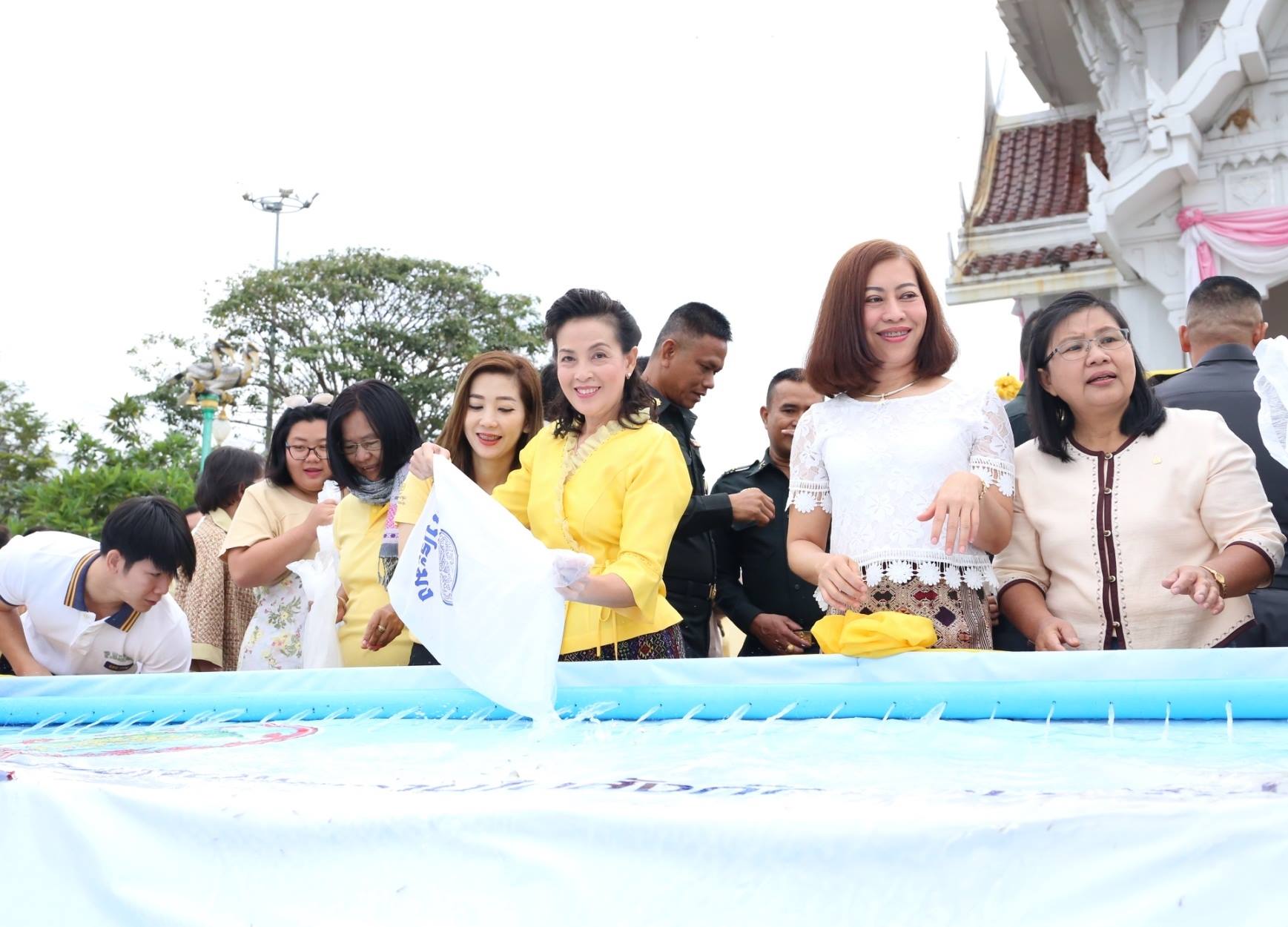 ร่วมพิธีทำบุญตักบาตรถวายพระราชกุศลพระบาทสมเด็จพระปรมินทรมหาภูมิพลอดุลยเดช บรมนาถบพิตร เนื่องในวันคล้ายวันเฉลิมพระชนมพรรษา วันชาติ และวันพ่อแห่งชาติ และร่วมพิธีปล่อยพันธุ์ปลา 500,000 ตัว